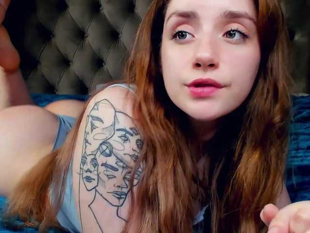 Zrzuty ekranu transmisji AdelaKouch