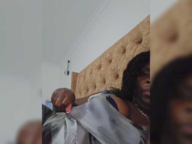Zrzuty ekranu transmisji AfricanShyQueen1