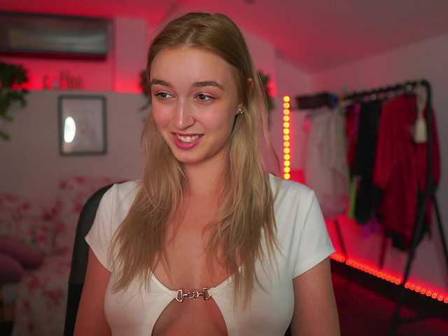 Zdjęcia AlexisTexas18 Hi! I am Alexis 19 yrs old teen, with perfect ass, nice tits and very hot sexy dance moves! Lets have fun with me! Water on my white T-shirt at goal!