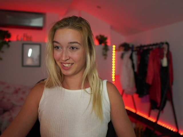 Zdjęcia AlexisTexas18 Hi! I am Alexis 19 yrs old teen, with perfect ass, nice tits and very hot sexy dance moves! Lets have fun with me! Water on my white T-shirt at goal!