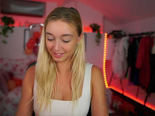 Zdjęcia AlexisTexas18 Hi! I am Alexis 19 yrs old teen, with perfect ass, nice tits and very hot sexy dance moves! Lets have fun with me! Water on my white T-shirt at goal!