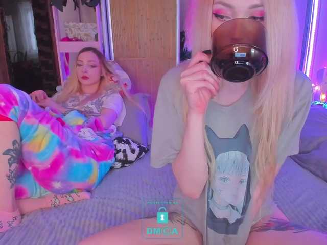 Zrzuty ekranu transmisji HornyBunnys