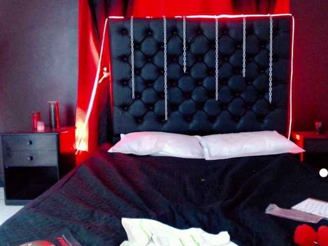 Zrzuty ekranu transmisji Ambarboobs