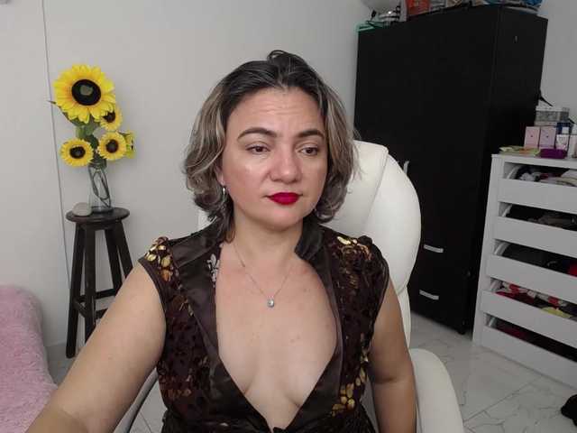 Zdjęcia ana-hotmilf How are we going to have fun today?