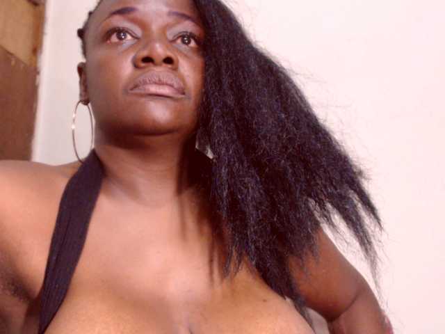 Zrzuty ekranu transmisji BigBustyBlack