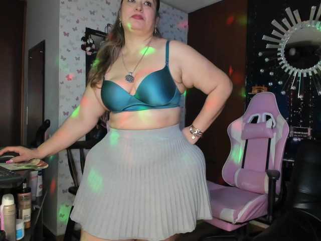 Zdjęcia Bigkristhen My big ass wants fun Lovense is on!! ready for your tips CumShow !! @remain Multimedia content in my bio ❤