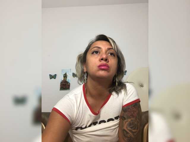 Zrzuty ekranu transmisji SquirtyDiva