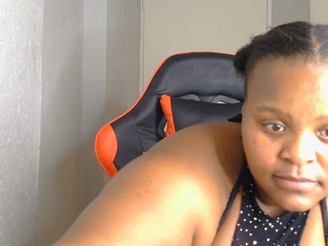 Zrzuty ekranu transmisji BubblyRouxyXXXxx