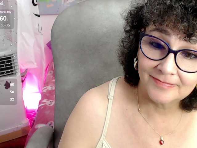 Zdjęcia cataleya-mom mom horny play bogboobs and squirt for you