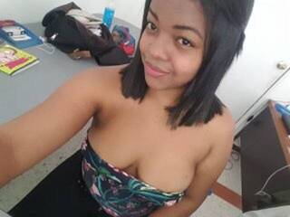 Erotyczny czat wideo ChaynaJohns