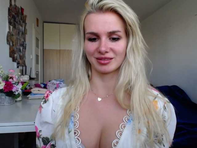 Zrzuty ekranu transmisji Cornelia22hot