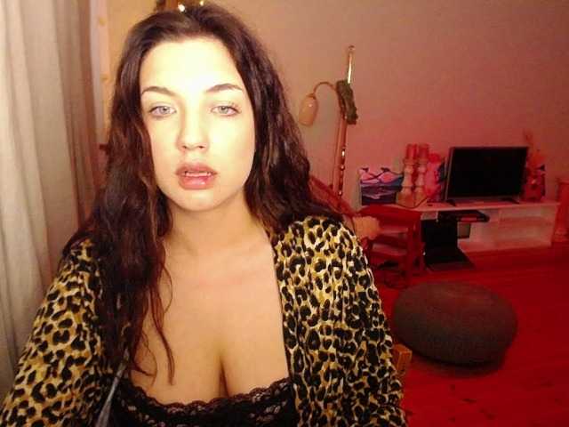 Zdjęcia CroftLaraxxx #joi #cei #cbt #sexy #brunette #biglips #laracroft #bigboobs #boobs #roleplay #hot #dom #femdom #fetish