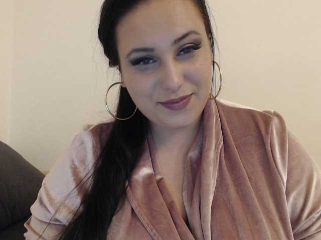 Zdjęcia curvyella93 welcome to the room where all dreams can come true. ask correctly and it will be given .lovense on