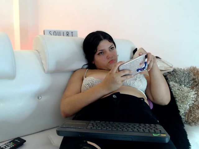 Zdjęcia DakotaJhonson hi guys i'm new to this there is no one home come play with me #latina #curvy #teen #bbw