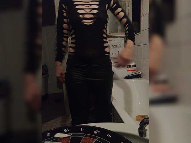 Zrzuty ekranu transmisji SexyMilfMom4VOYERS