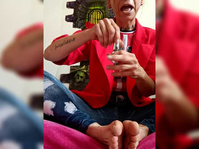 Zrzuty ekranu transmisji SexyMilfMom4VOYERS