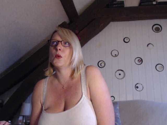 Zrzuty ekranu transmisji EleannaRose