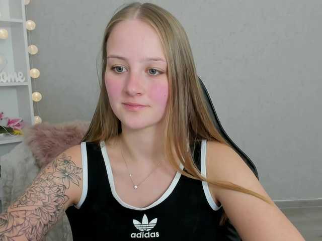 Zdjęcia ElsaJean18 welcome here guys in my room lets have fun more #teen #lovense #18 #dildo #squirt