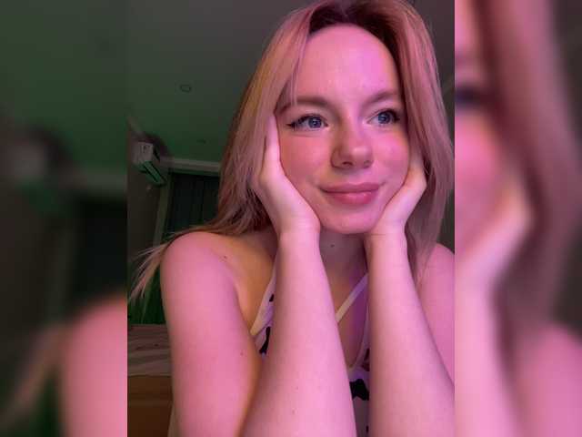 Zdjęcia EmilyMilss Hello! Instagram in the description, the goal is to be completely naked for one hour)))