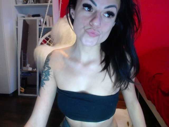 Zdjęcia EmilyQueen Helo Boys.. :) feeling in mood to visit such naughty girl? come over.. ass 14 , legs 10 , feet 12, follow 1 tokens