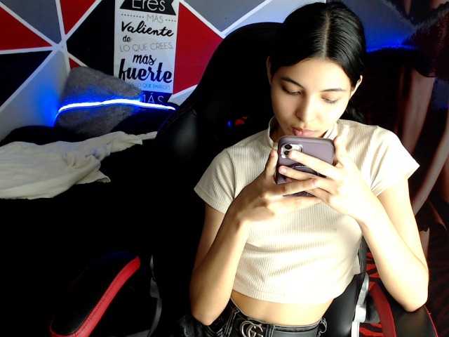 Zdjęcia Emmasweet1 2000 tokens and I put the plug in my ass