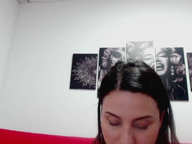 Zdjęcia Farrah-Coxx Welcome to my room, guys! Today I come very hot. Make me happy with the lush, put it to vibrate for me and start following me. (k)