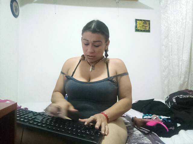 Zdjęcia Fasttmilkx Welcome to my room make me come rich lovence more tokens more vibration