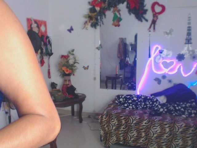 Zdjęcia flacapaola11 If there are more than 10 users in my room I will go to a private show and I will do the best squirt and anal show