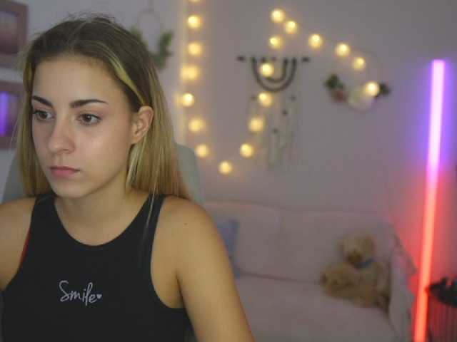 Zdjęcia GiaLopez18 Hey, come to play? Why be moody when you can shake your booty?! #naked #pvt #teen #squirt #cum