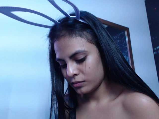 Zdjęcia hailyscot hello welcome to my living room #IamColombian #21years #brunette #longhair #naturalbody #single #height1.58 my god # blackeyes #smalltits