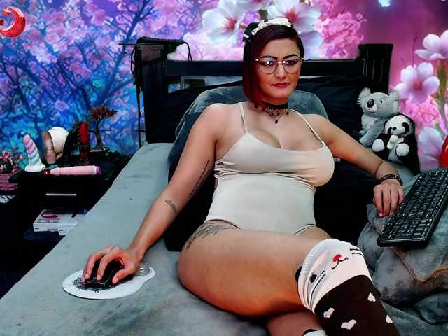 Zdjęcia Hanna-Luna Welcome to my room, enjoy it with me: menu tips All neked 195tks, Lush control for 30 minutes 999tks, Show feet 30 tks, Show pussy 100tks, Show boobs 95tks, Fingers pussy 200tks, Dildo pussy 300tks, Squirt 380tks, Doggy style 55tks, Anal 600tks, C2c 50tk