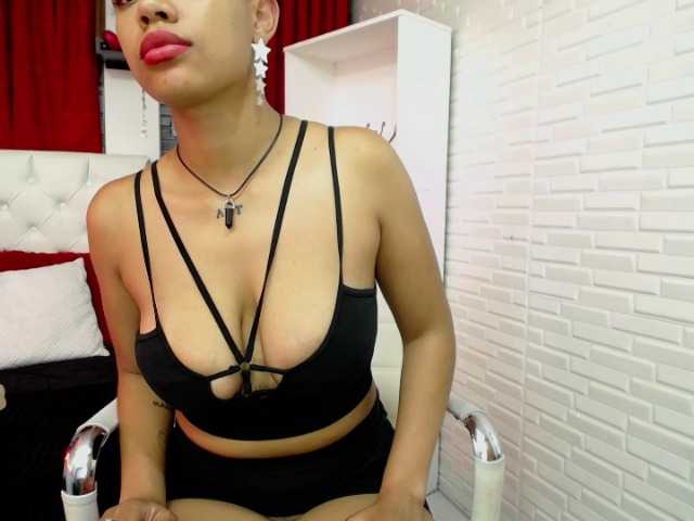 Zrzuty ekranu transmisji Hellie-moore