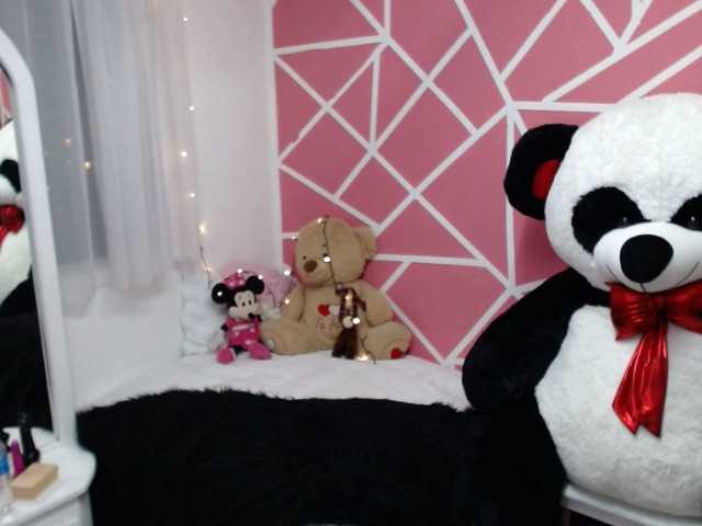 Zdjęcia HollyJones welcome, today is my first day and I hope to feel very very very I want to get very hot and for 590 tokens I make cum