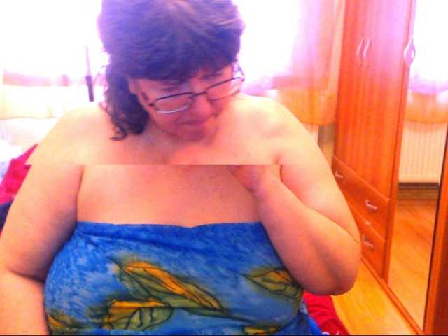 Zrzuty ekranu transmisji HugeTitsXXX