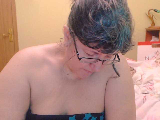 Zrzuty ekranu transmisji HugeTitsXXX