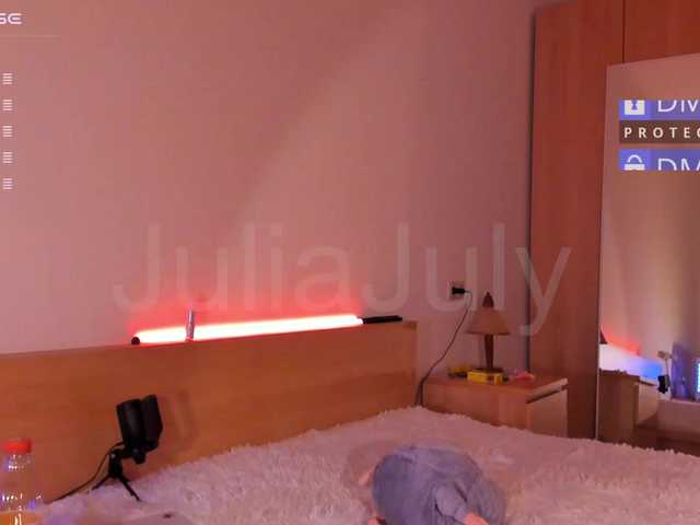 Zrzuty ekranu transmisji JuliaJuly