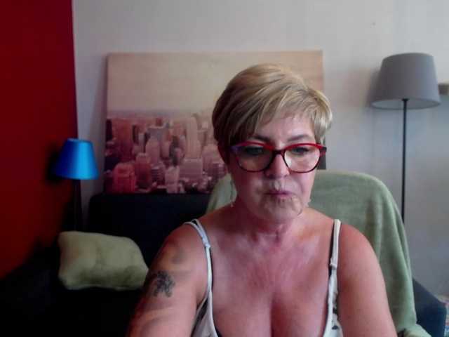 Zrzuty ekranu transmisji julieamberx