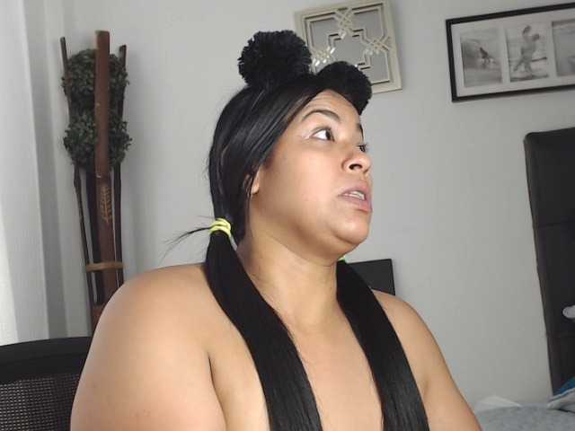 Zrzuty ekranu transmisji JulieHamilton