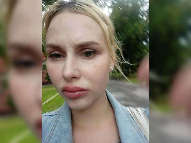 Zrzuty ekranu transmisji KateHotXXX