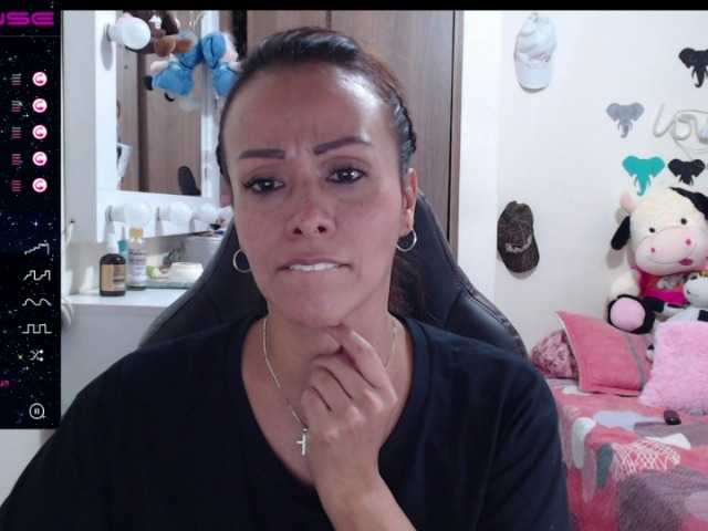 Zrzuty ekranu transmisji emmily_castro