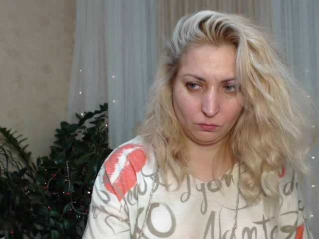 Zdjęcia KickaIricka I will add to my friends-20, view camera-25, show chest-40, open pussy -50, open asshole-70, get naked and show my holes-100