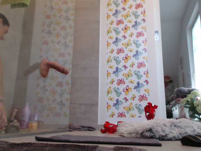 Zrzuty ekranu transmisji KinkyMoni