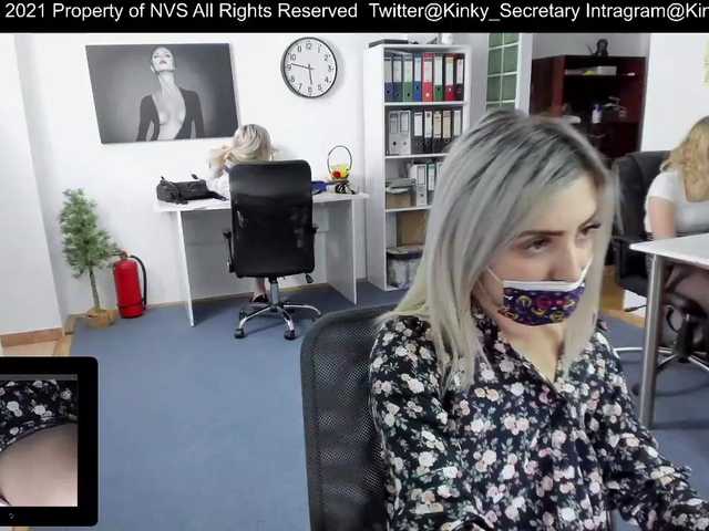 Zrzuty ekranu transmisji KinkyOffice