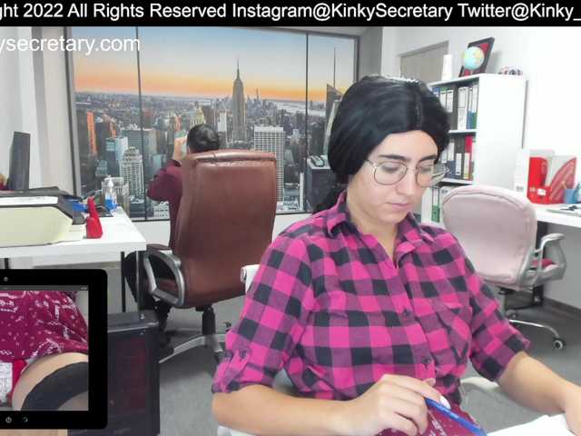 Zrzuty ekranu transmisji KinkyOffice