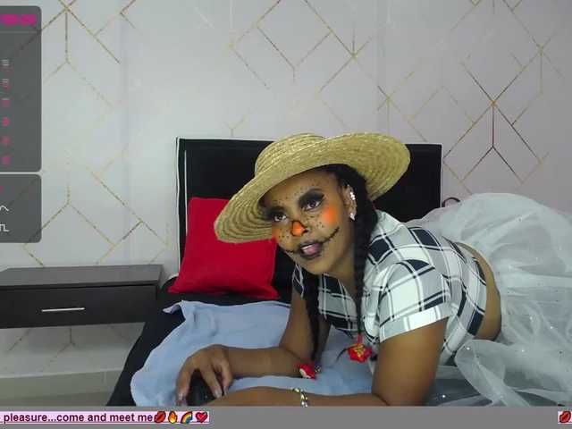 Zdjęcia KiraMonroe Trick or treat should I say blowjob and trick? come into my living room for a very special Halloween! The candy will surprise you. #Ebony #sex # horny #youngirl #sex #wet