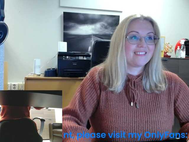 Zdjęcia KristinaKesh At the office. Lush ON! Privats welcome!!! 101 tok before pvt! Tips only in public chat matter:) Lush reactiong from 3 tok.