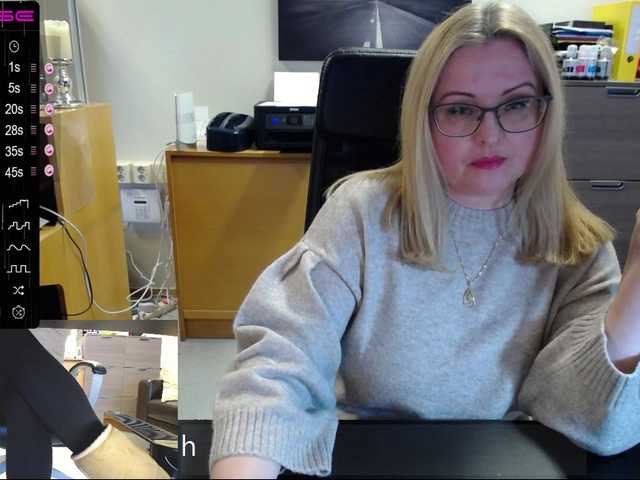 Zdjęcia KristinaKesh At the office. Lush ON! Privats welcome!!! 150 tok before pvt! Tips only in public chat matter:) Lush reactiong from 3 tok.