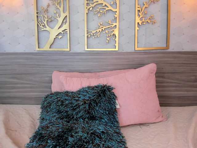 Zrzuty ekranu transmisji LaurenCamilaa