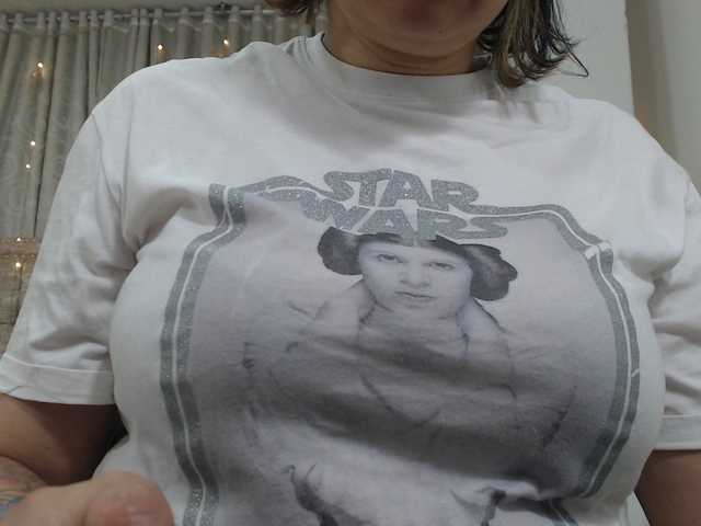 Zrzuty ekranu transmisji Leia-bennet