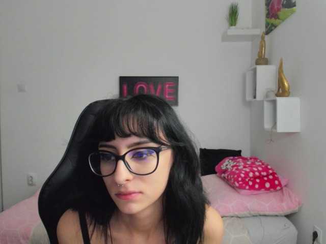 Zdjęcia LeighDarby18 hey guys, #cum join me #hot show and find out if u can make me #naked #skinny #glasses